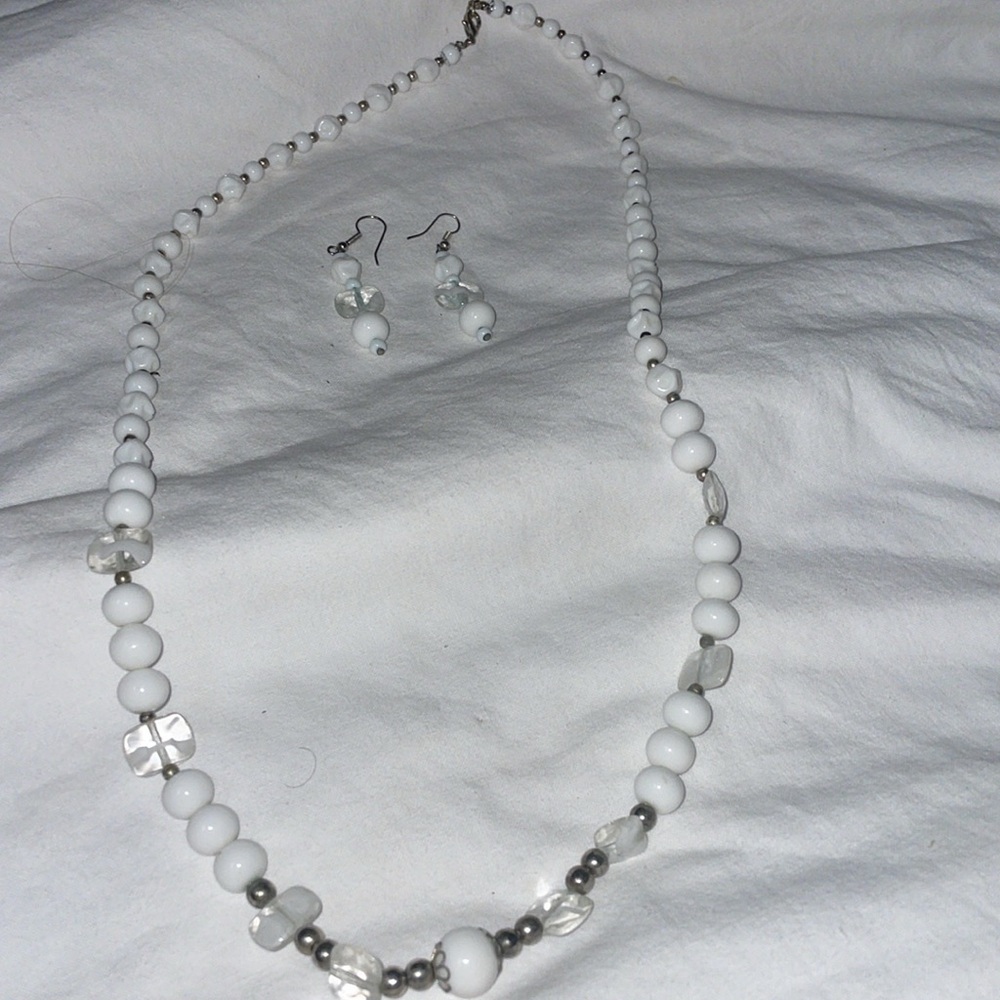 Vintage silver tone clear white acrylics multi bead strand necklace lobster - Picture 2 of 5